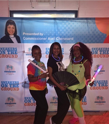 Participants-at-the-Sneakers-on-the-Ground-Glow-Jam