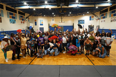 Group-Photo-in-the-Gym-at-Sneakers-of-the-Ground-Event